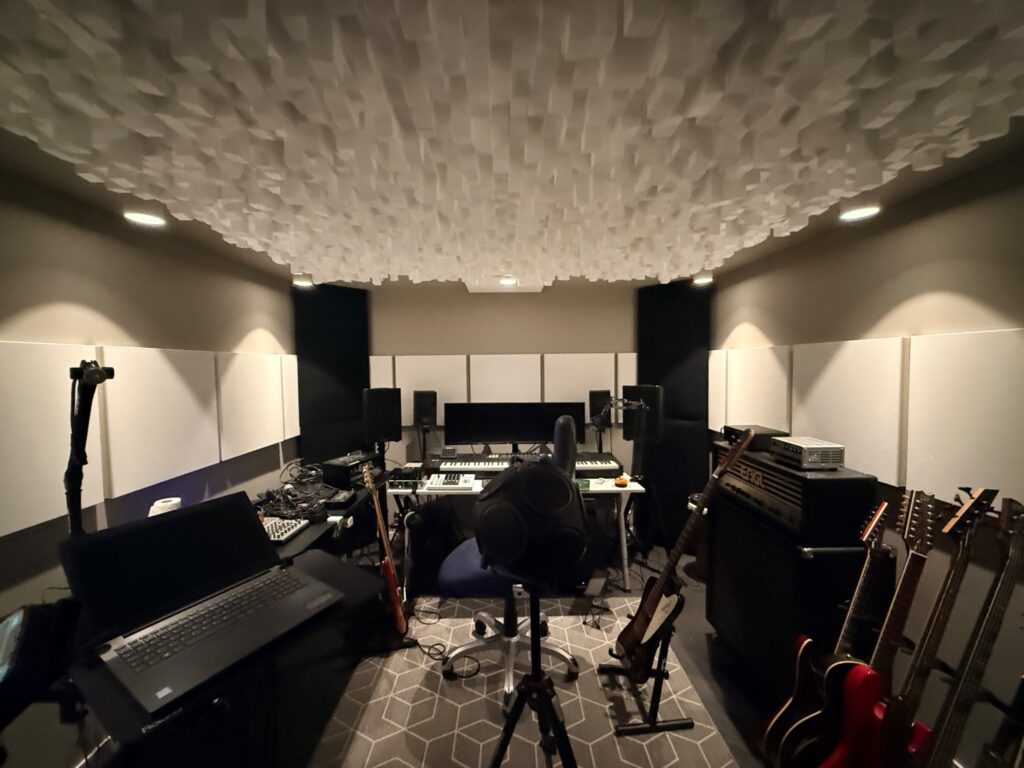 Musikkstudioet på Kolbotn med instrumenter, redigeringsplass og akustiske tiltak